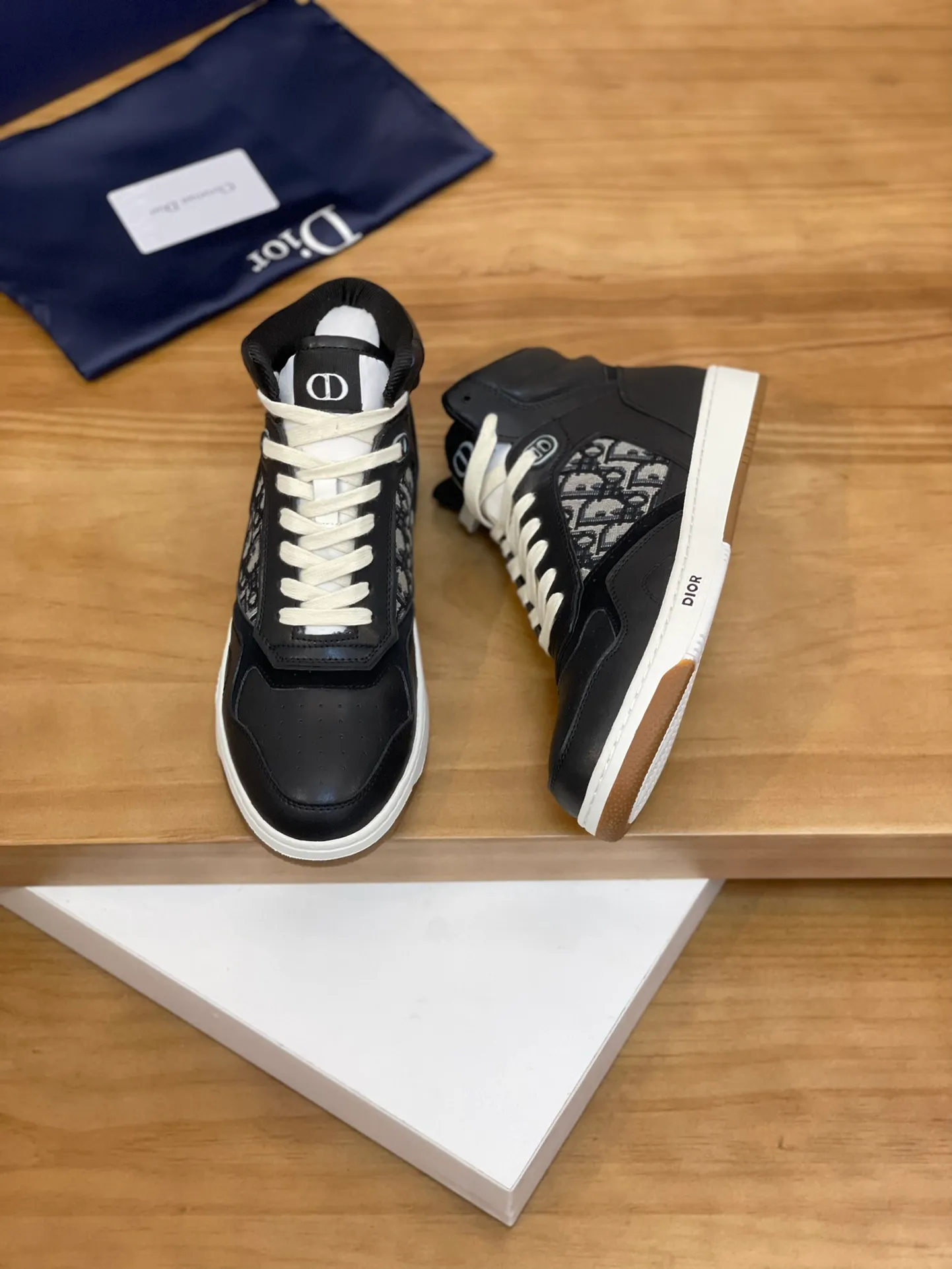Men's shoes: 💰P460¥ Product trademark: Dior* "Dior*" high-top casual shoes Regular size: 38-44 (can be customized to 45.46) Product materials: Upper imported cowhide stitched with original fabric, breathable lining, original outsole. Number: 1006
